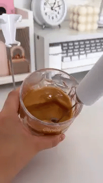 Espumador Multifuncional Inalámbrico: El Secreto para un Café Nivel Barista y Recetas Perfectas en Segundos.